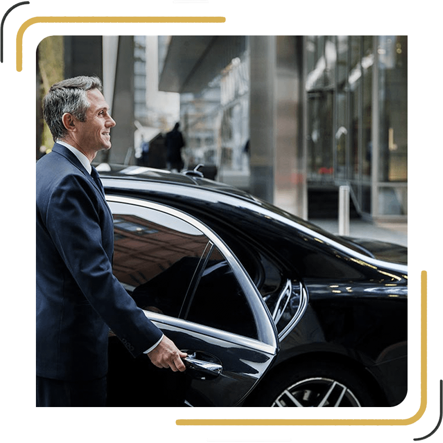 Bruxelles. Belgique - 20 mars 2021 : Chauffeur avec assistant a rencontré l'homme d'affaires à l'aéroport de bruxelles. berline Mercedes de luxe. Jour de pluie